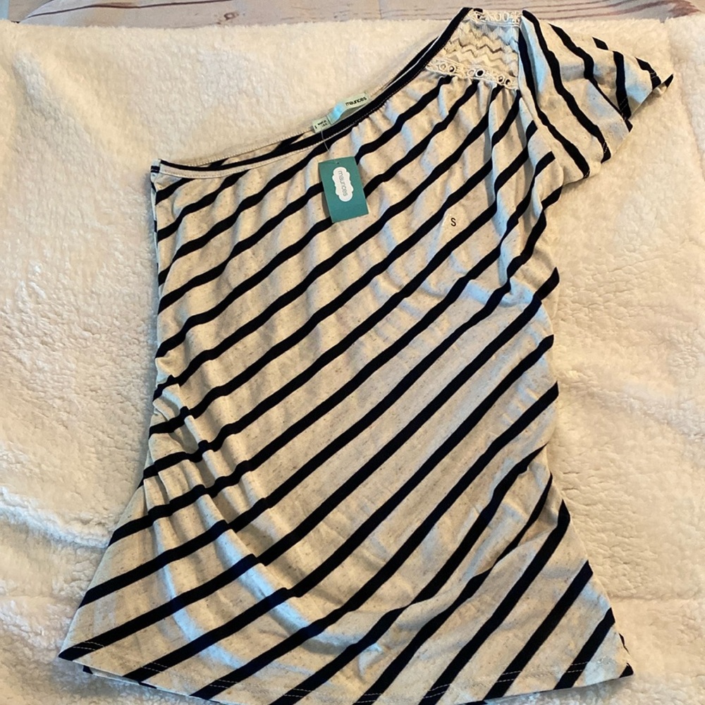 Off shoulder shirt